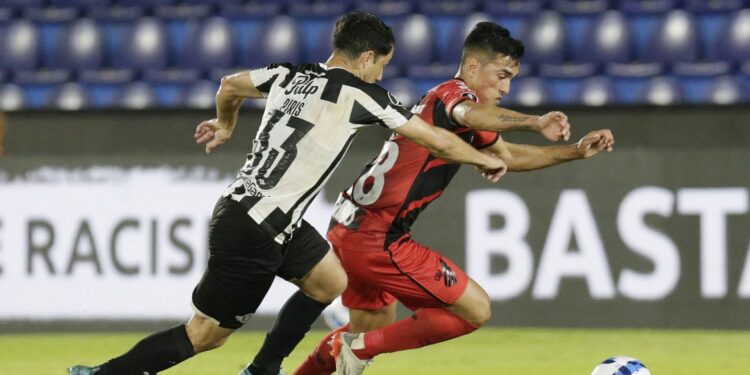 Libertadores: Athletico-PR arranca empate com Libertad e avança