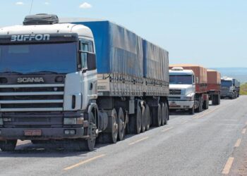 PEC aprovada no Congresso Nacional poderá beneficiar mais de 800 mil caminhoneiros com auxílio financeiro de R$ 1 mil mensais