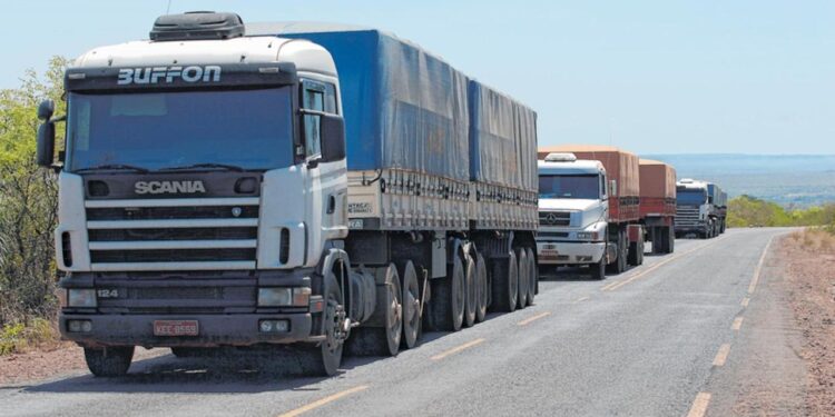 PEC aprovada no Congresso Nacional poderá beneficiar mais de 800 mil caminhoneiros com auxílio financeiro de R$ 1 mil mensais