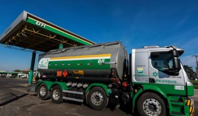 Petrobras reduz preço de venda da gasolina para distribuidoras