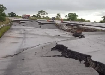 Asfalto cede no km 26 da BR-101 próximo ao município de Muribeca. Parte  do tráfego está em meia pista