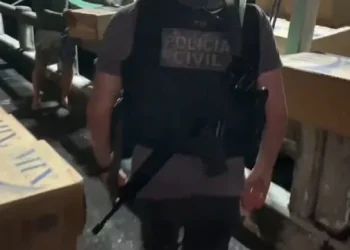 Ação conjunta intercepta barco vindo do Suriname e apreende cinco mil caixas de cigarro em Sergipe