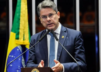 Senador Alessandro entra com notícia-crime no STF contra Pacheco e Alcolumbre por corrupção ativa