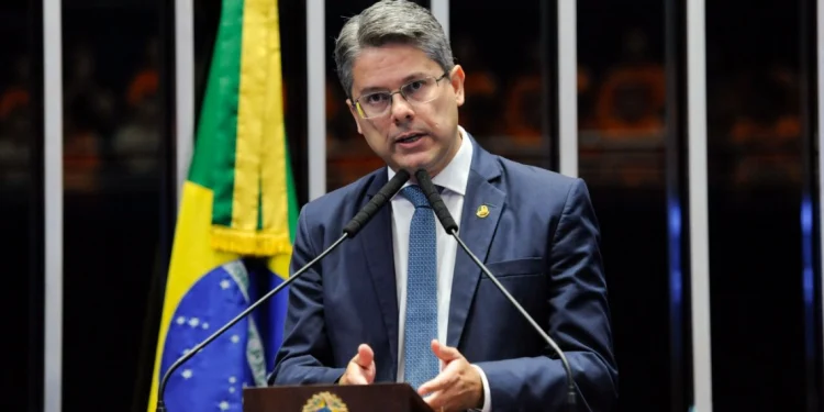 Senador Alessandro entra com notícia-crime no STF contra Pacheco e Alcolumbre por corrupção ativa
