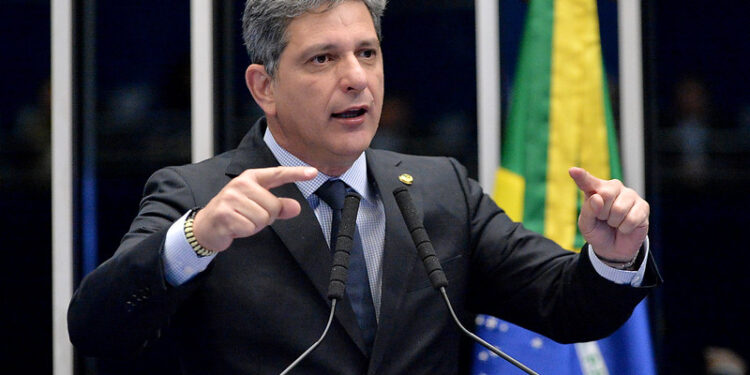 Rogério Carvalho diz que preços dos combustíveis no Brasil estão submetidos aos humores do mercado internacional