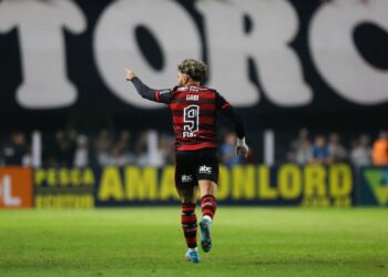Gabriel decide e Flamengo derrota Santos na Vila Belmiro