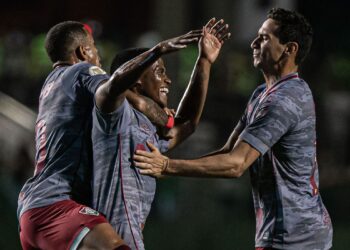 Em jogo de viradas, Flu bate Goiás e segue na briga pelo Brasileiro