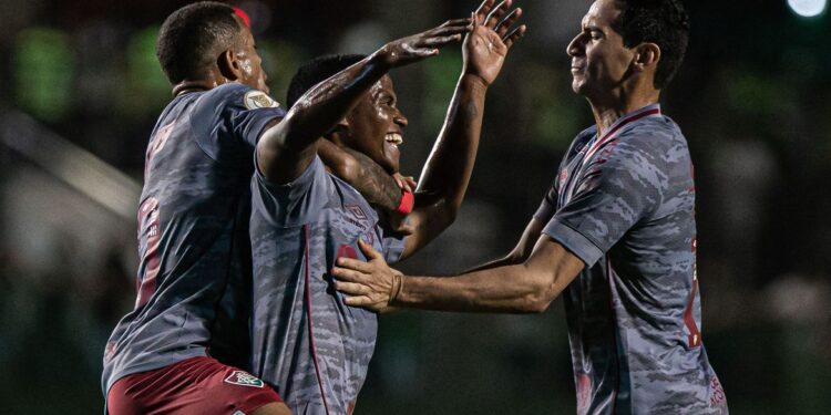 Em jogo de viradas, Flu bate Goiás e segue na briga pelo Brasileiro