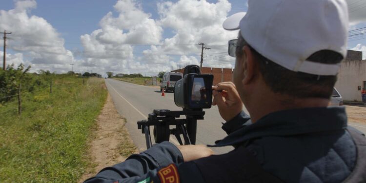 DER realiza blitz educativa na Rota do Sertão
