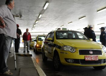Auxílio para taxistas e caminhoneiros começa a ser pago em agosto