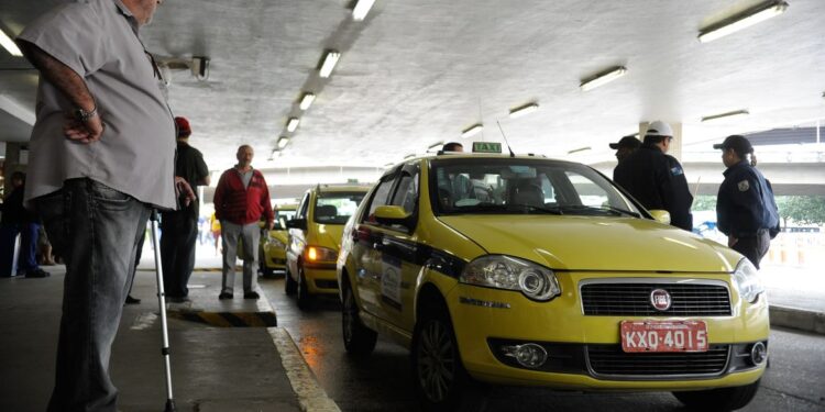 Auxílio para taxistas e caminhoneiros começa a ser pago em agosto