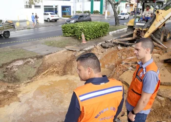 Trânsito na Avenida Francisco Porto é interditado após abertura de buraco por vazamento de água em Aracaju