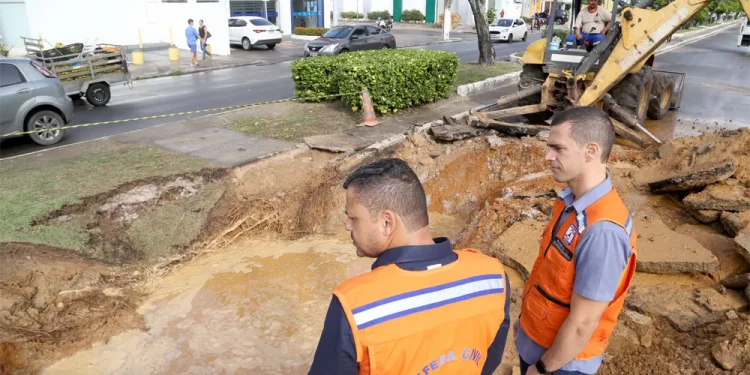 Trânsito na Avenida Francisco Porto é interditado após abertura de buraco por vazamento de água em Aracaju
