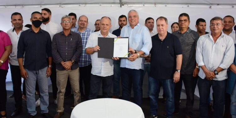 Pedido do Prefeito Padre Inaldo é atendido e Governo Estadual assina ordens de serviço de mais de R$ 50 milhões para obras de pavimentação em Socorro
