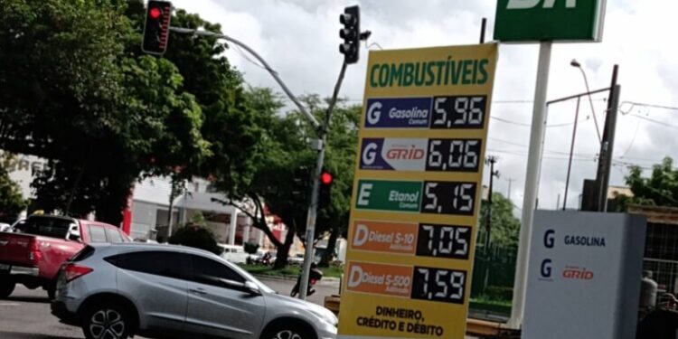 Apesar do recuo de 7,92%, gasolina do Nordeste é a mais cara do país