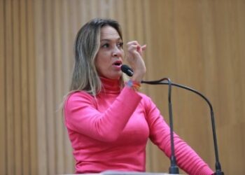 Sheyla cobra asfaltamento de rua e recuperação de calçamentos