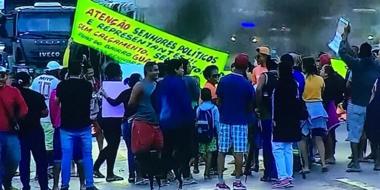 Moradores do Guajará bloqueiam BR-101 Sul nos dois sentidos