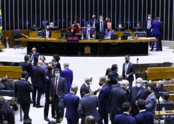 Câmara deve retomar votação da PEC Eleitoral hoje