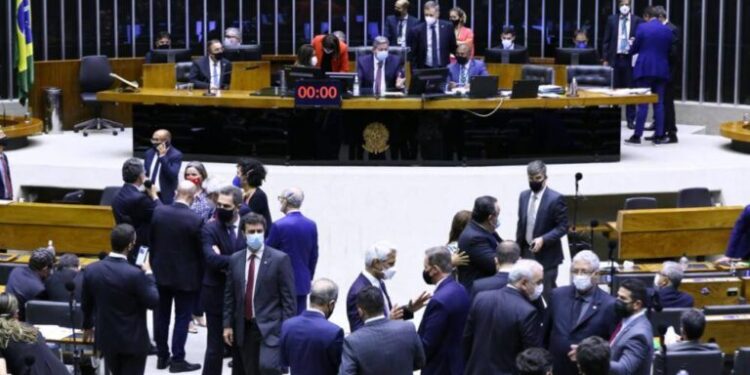 Câmara deve retomar votação da PEC Eleitoral hoje