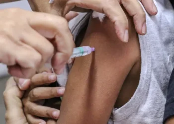 Saúde alerta sobre a baixa procura pela segunda dose de vacina contra a Covid para público infantil em Sergipe. Apenas 44,75% foi imunizado