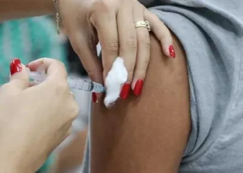 Sergipe começa a vacinar contra covid, nesta quinta-feira, pessoas a partir de 18 anos com a segunda dose de reforço