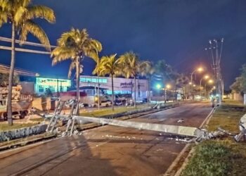 Mulher fica ferida após bater carro e derrubar poste de energia em Aracaju