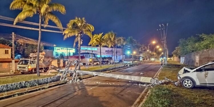 Mulher fica ferida após bater carro e derrubar poste de energia em Aracaju