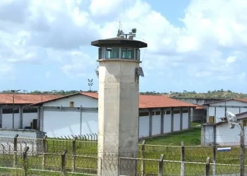 Mulher é presa tentando entrar com drogas no Copemcan e é levada ao Huse para retirar o pacote