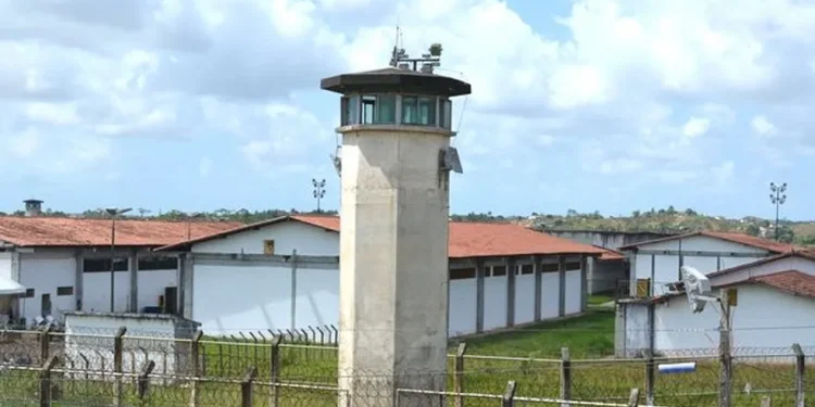 Mulher é presa tentando entrar com drogas no Copemcan e é levada ao Huse para retirar o pacote
