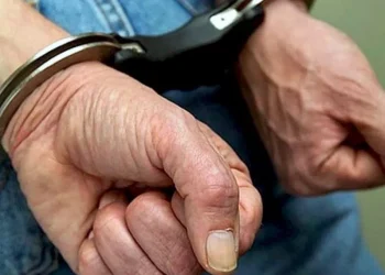 Assaltante cai em vala ao tentar fugir de policiais e acaba preso no Bairro Rosa Elze, na cidade de São Cristóvão