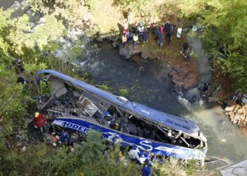 Ônibus despenca de ponte no Quênia, e ao menos 34 morrem