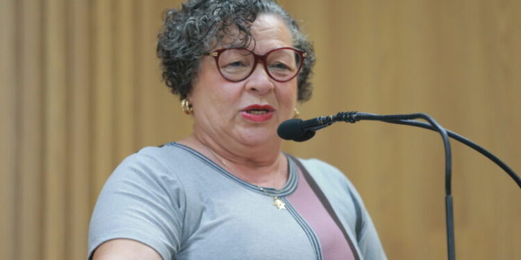 Professora Ângela Melo repudia mentiras sobre eleições e urnas eletrônicas