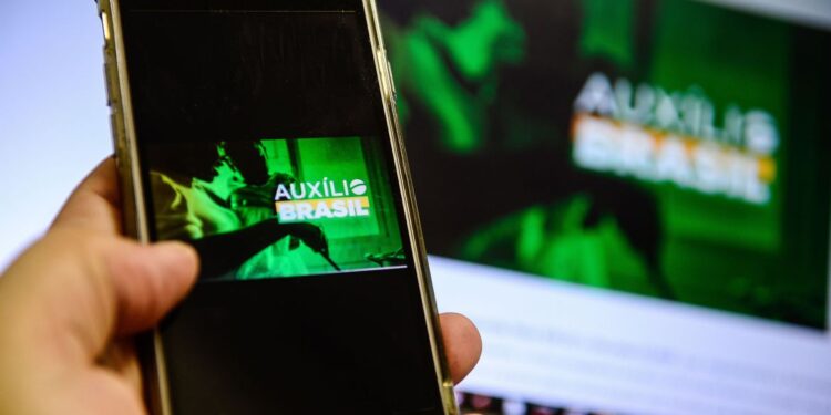 Beneficiários recebem hoje primeira parcela de julho do Auxílio Brasil