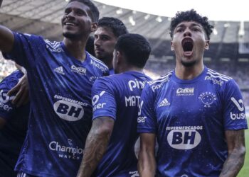 Cruzeiro segura pressão, vence Bahia e dispara na ponta da Série B