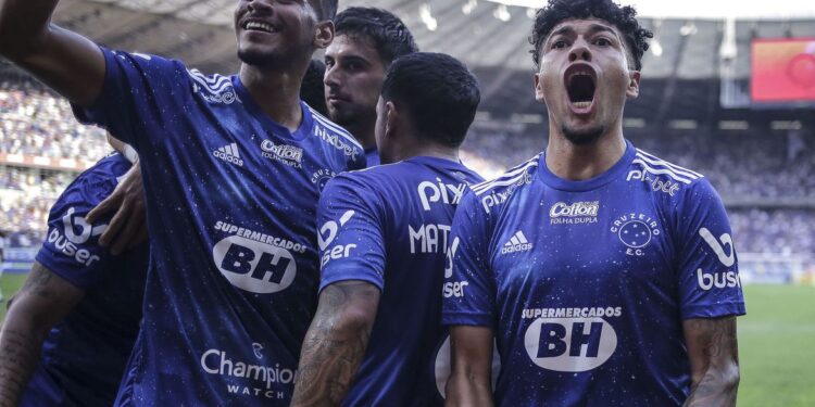 Cruzeiro segura pressão, vence Bahia e dispara na ponta da Série B