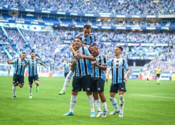 Com bicicleta de Diego Souza, Grêmio assume vice-liderança da Série B