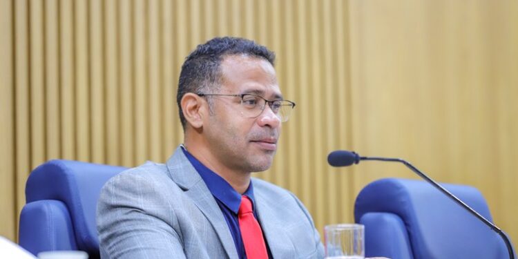 Sargento Byron comemora solução para o acolhimento de crianças com autismo que usam o transporte público
