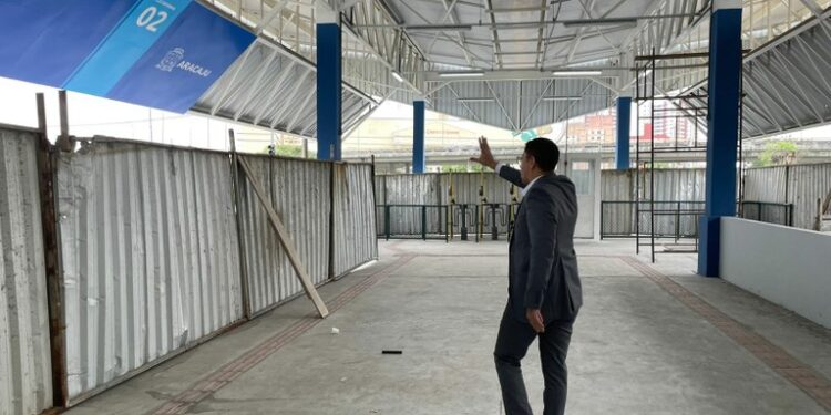 Ricardo Marques flagra obra concluída do Terminal do Dia e questiona: por que não entrega?