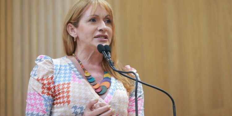 Linda Brasil cobra a implementação do ambulatório trans