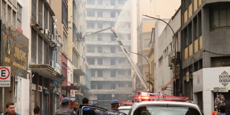 Edifício que pegou fogo no centro de São Paulo será demolido