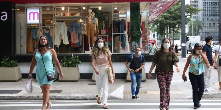 Brasil registra 44,5 mil novos casos e 310 óbitos por covid-19