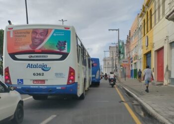 Casal é preso em flagrante após roubo em ônibus em Aracaju