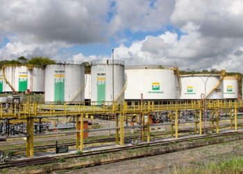 Petrobras reduz preço da gasolina em R$ 0,20 por litro nas refinarias