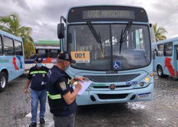 SMTT realiza fiscalização em ônibus da Viação Modelo