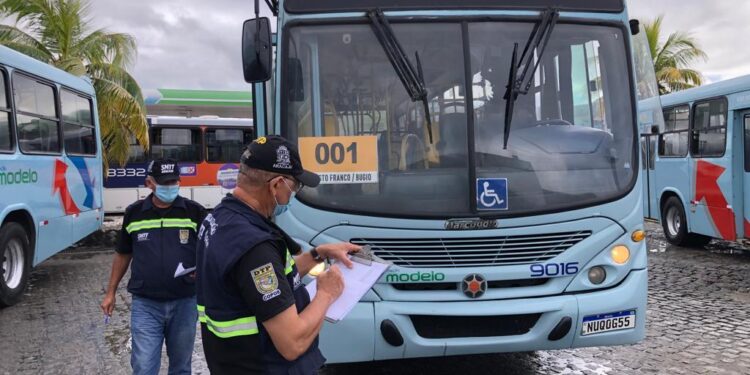 SMTT realiza fiscalização em ônibus da Viação Modelo