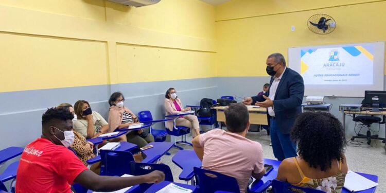 Educação reúne sindicato de professores para apresentar diagnóstico da rede
