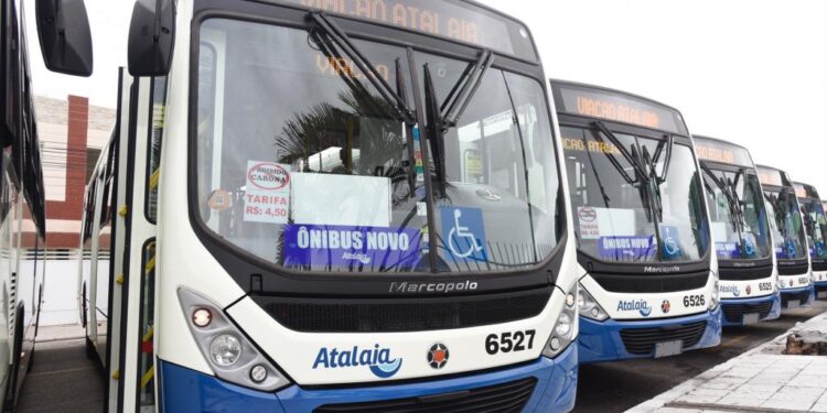 Prefeito Edvaldo entrega mais oito novos ônibus para o transporte coletivo da Grande Aracaju