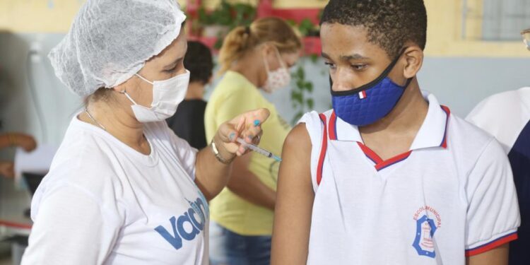 Aracaju já vacinou mais de 7.600 alunos e professores nas Escolas da capital