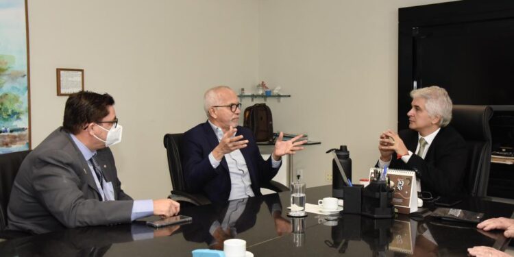 Prefeito Edvaldo apresenta proposta para realização do Pré-Caju ao MP/SE