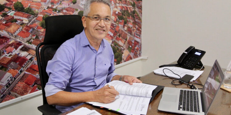 Prefeito de São Cristóvão tem prazo de 20 dias para esclarecer denúncia